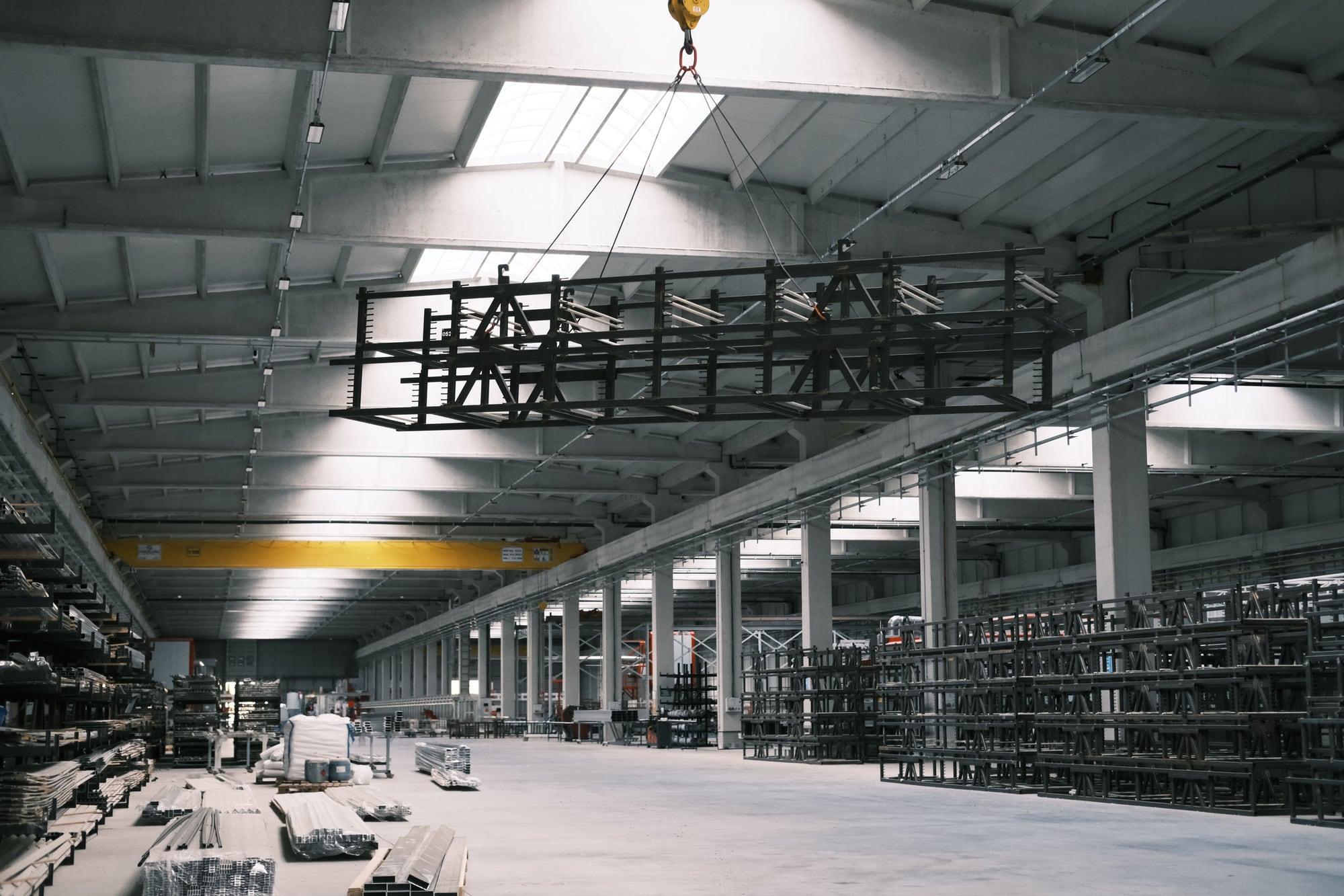 Produktionshalle mit Kran