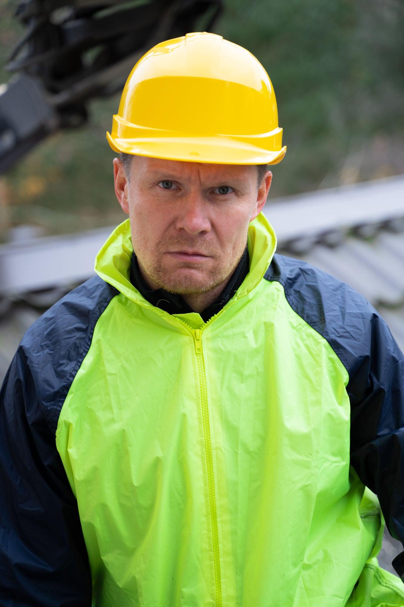Bauarbeiter in Warnjacke und Schutzhelm