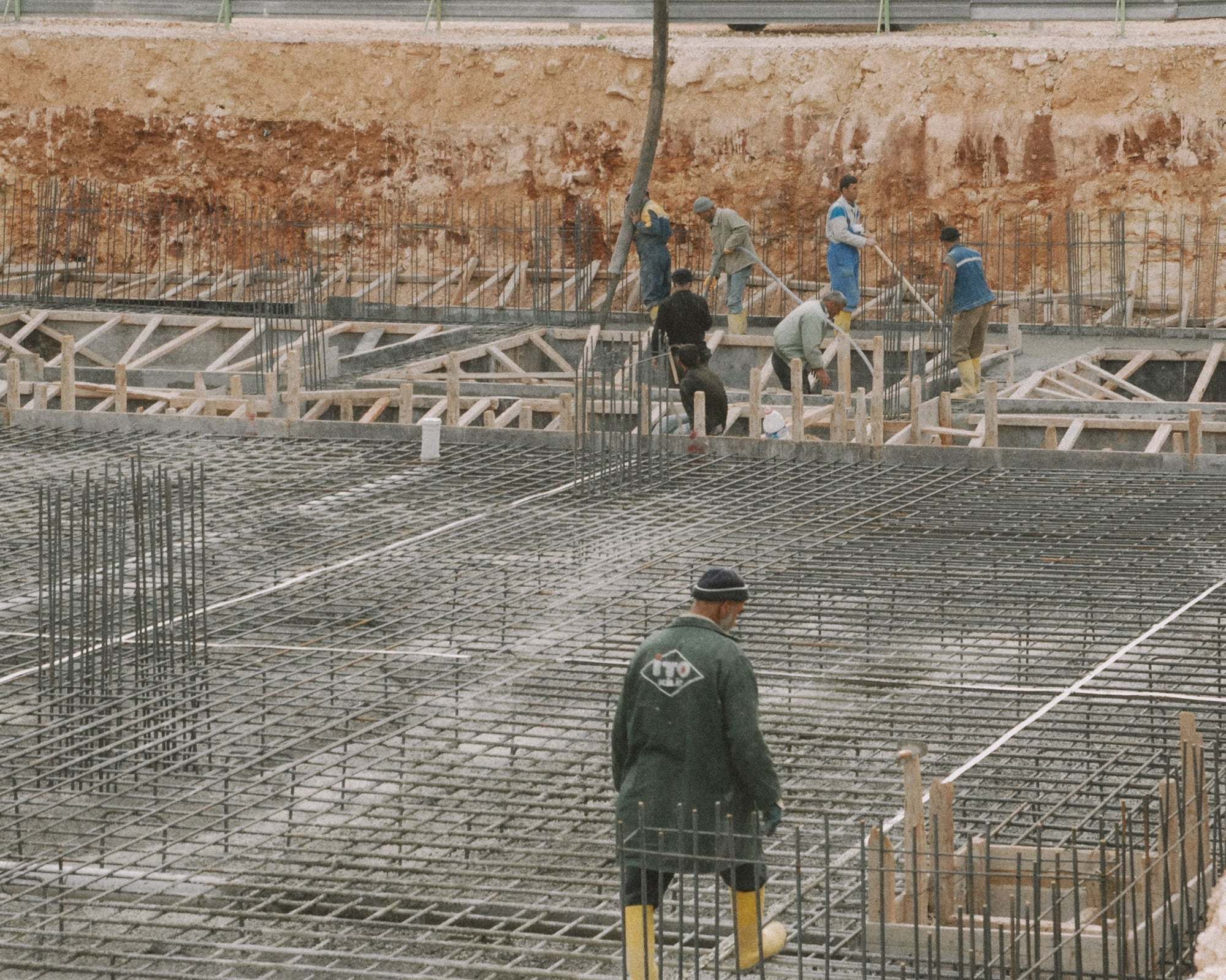 Bauarbeiter auf Bewehrungsmatten im Fundament